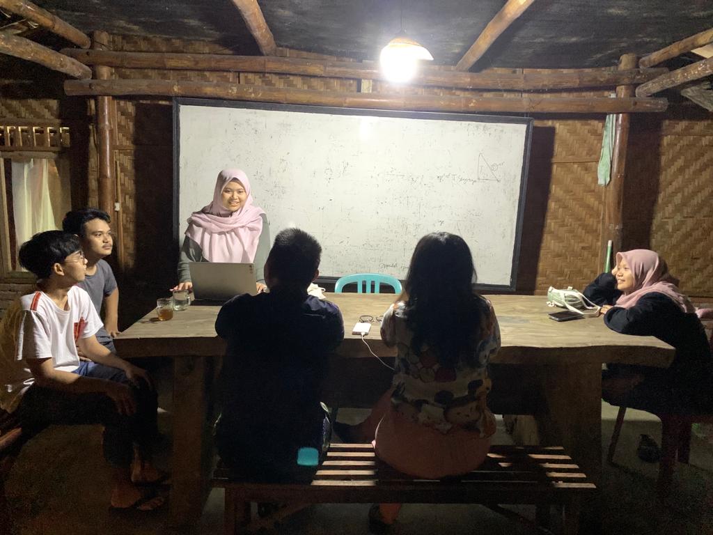 Diskusi-Mahasiswa-Magang-Sambil-Menikmati-Angin-Malam-di-Banyuwangi