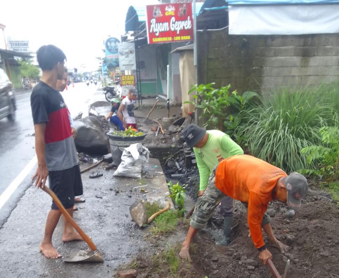 Warga-Lingkungan-RT-02-RW-04-Dusun-Sambirejo-Desa-Sambimulyo-Kerja-Bakti-Bersihkan-Selokan-Buntu