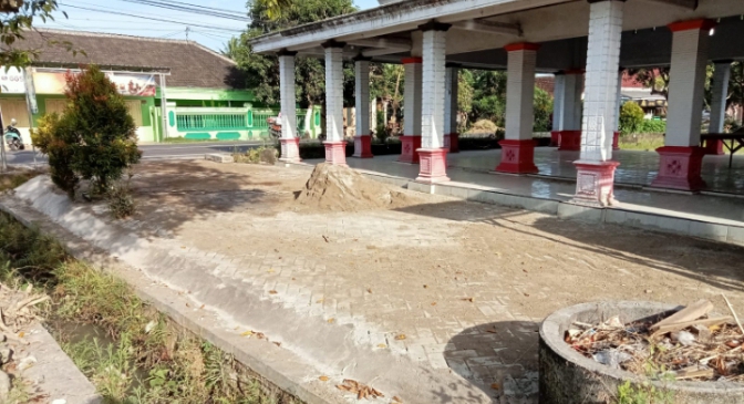 Paving-Halaman-Balai-Dusun-Sambirejo-Selesai-100%