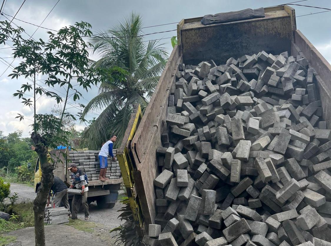 Material-Pavingisasi-Tiba-di-Lokasi-Dusun-Sambirejo-Gotong-Royong-Ke-Barat