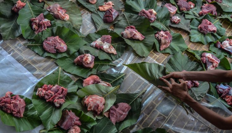 Bupati-Banyuwangi-Himbau-Warga-Bagikan-Daging-Qurban-Tidak-Gunakan-Plastik-
