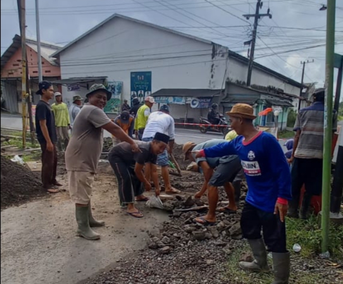 Warga-Sambimulyo-Kerja-Bakti-Bangun-Plat-Deker-di-Jalan-Brak,-Atasi-Banjir-Saat-Hujan