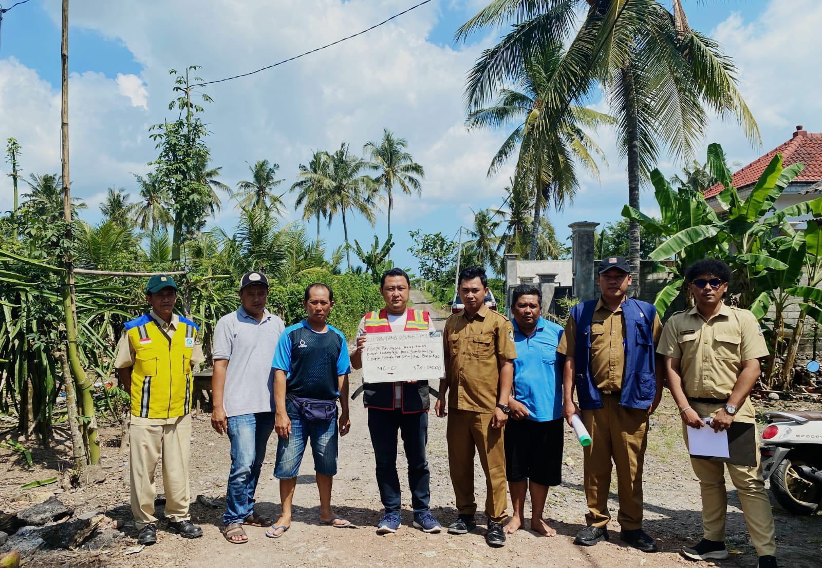 Proses-MC-0-untuk-Lanjutan-Pavingisasi-di-Dusun-Kedungrejo-RT-Pak-Sis-Keselatan