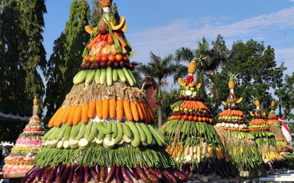 Warga-Sambimulyo-Bersatu-dalam-Kirab-Gunungan-Asil-Bumi-Mendatang
