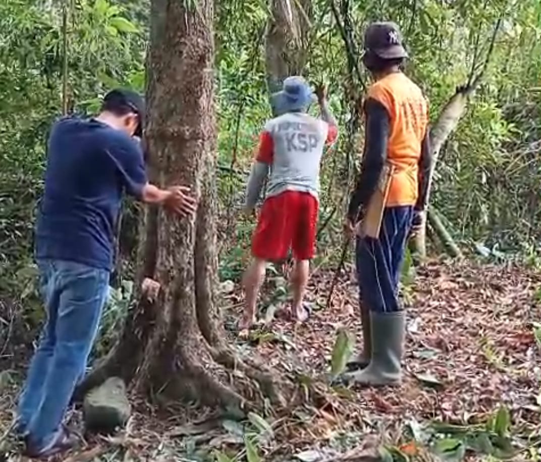 Wo-Lor-Pimpin-Kegiatan-Bersih-Bersih-di-Lokasi-Cikal-Bakal-Nama-Dusun-Sambirejo