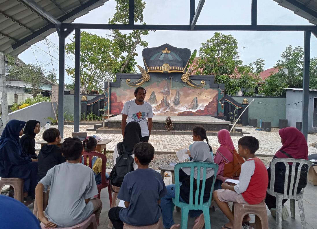 Anak-anak-Antusias-Persiapkan-Diri-Belajar-Baca-Puisi-di-RTH-Sambimulyo