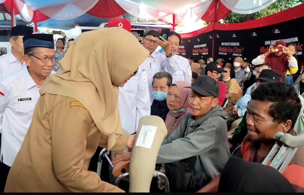 Bupati-Banyuwangi-Berikan-Bakti-Sosial-Gratis-Operasi-Katarak-dan-Penyerahan-Kaki-Palsu