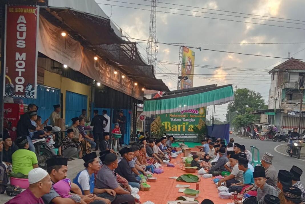 Warga-Desa-Sambimulyo-Memperingati-Satu-Suro-Disepanjang-Perempatan-Desa