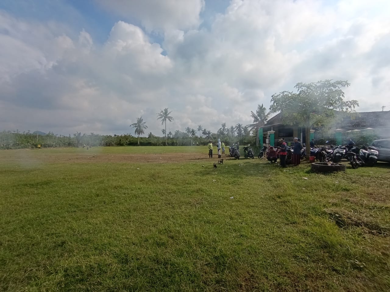 Jajaran-Pemdes-Sambimulyo-Kerja-Bakti-Rapikan-Lapangan-Persiapan-Upacara-Bendera-17-Agustus