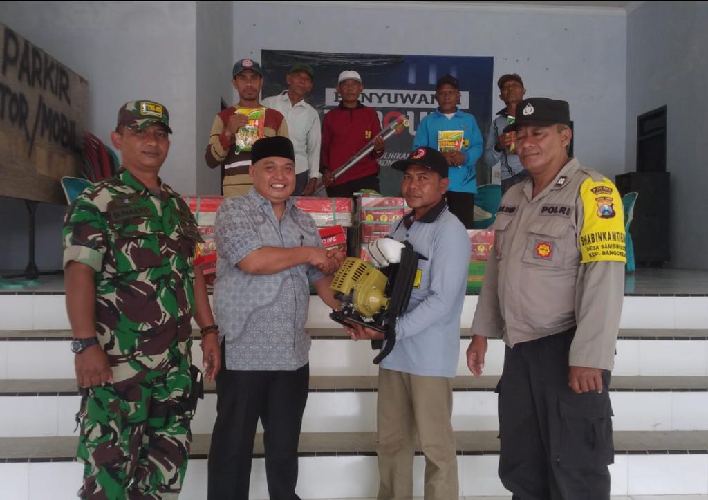 Bantuan-Mesin-Potong-Rumput-Diserahkan-Ke-8-Kasublok-Oleh-Kepala-Desa-Sambimulyo