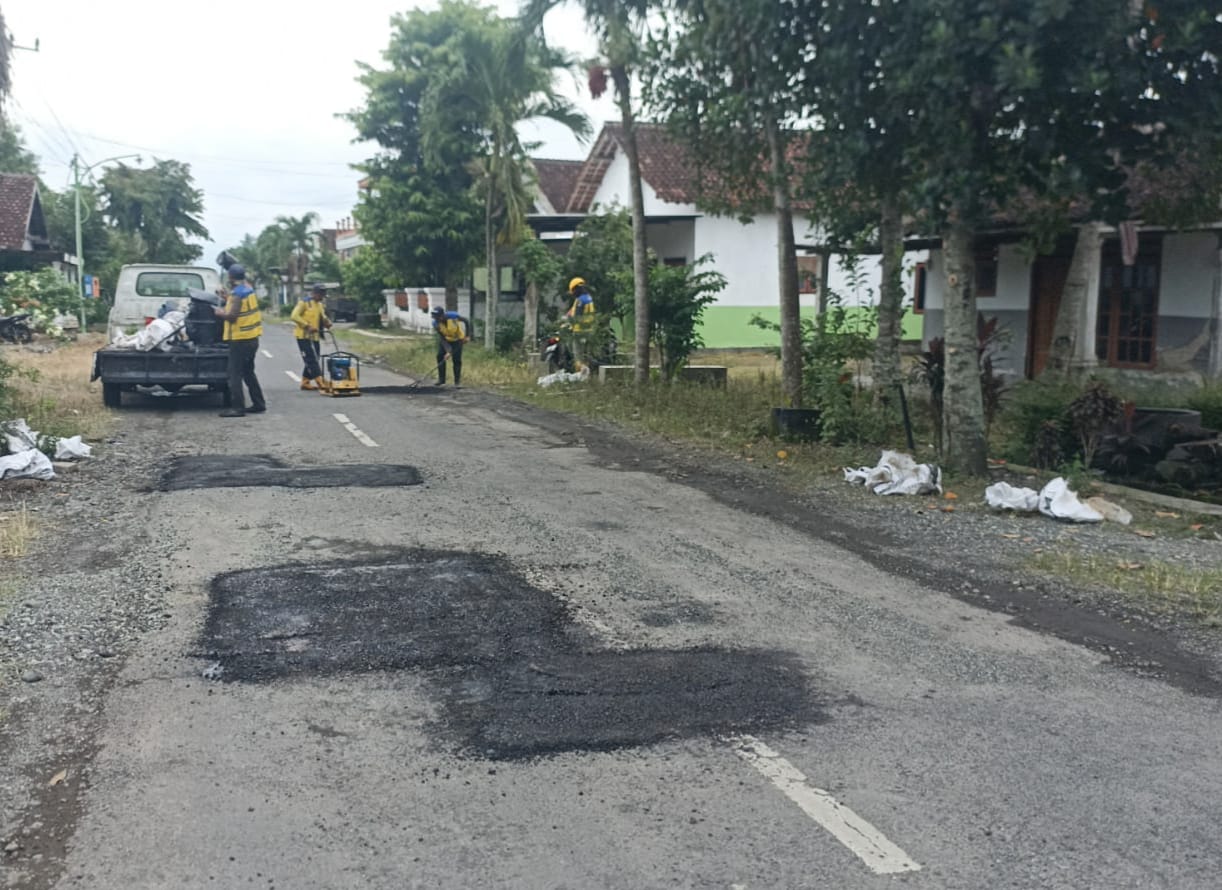 Penambalan Jalan Berlubang di Desa Sambimulyo