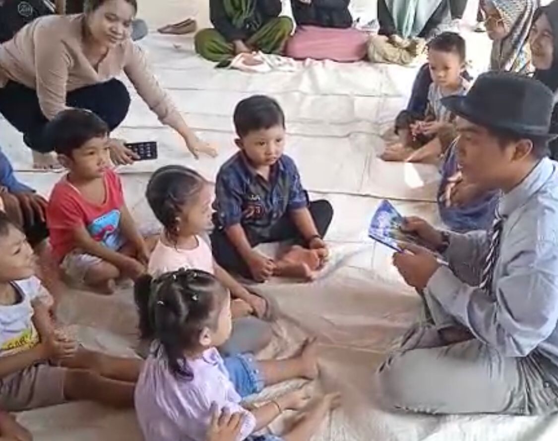 Atraksi Sulap Di Taman Posyandu Melati Oleh Mahasiswa KKN Ibrahimy Bikin Anak - anak Gembira