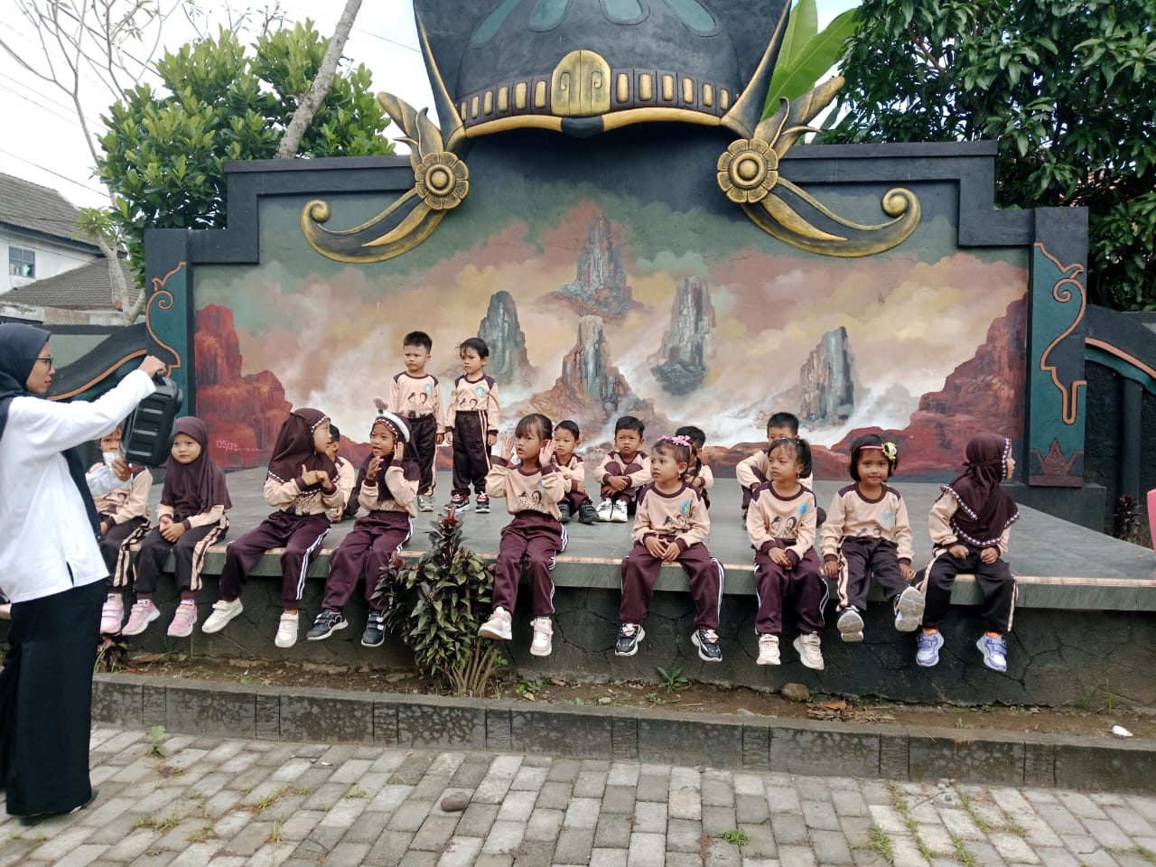 TK-DARUL-MANJA-Gelar-Outingclass-