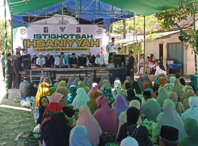 Ribuan-Jamaah-Istighotsah-Ihsaniyah-Berdoa-Di-Jalan-Batas-Sambimulyo-Seneporejo