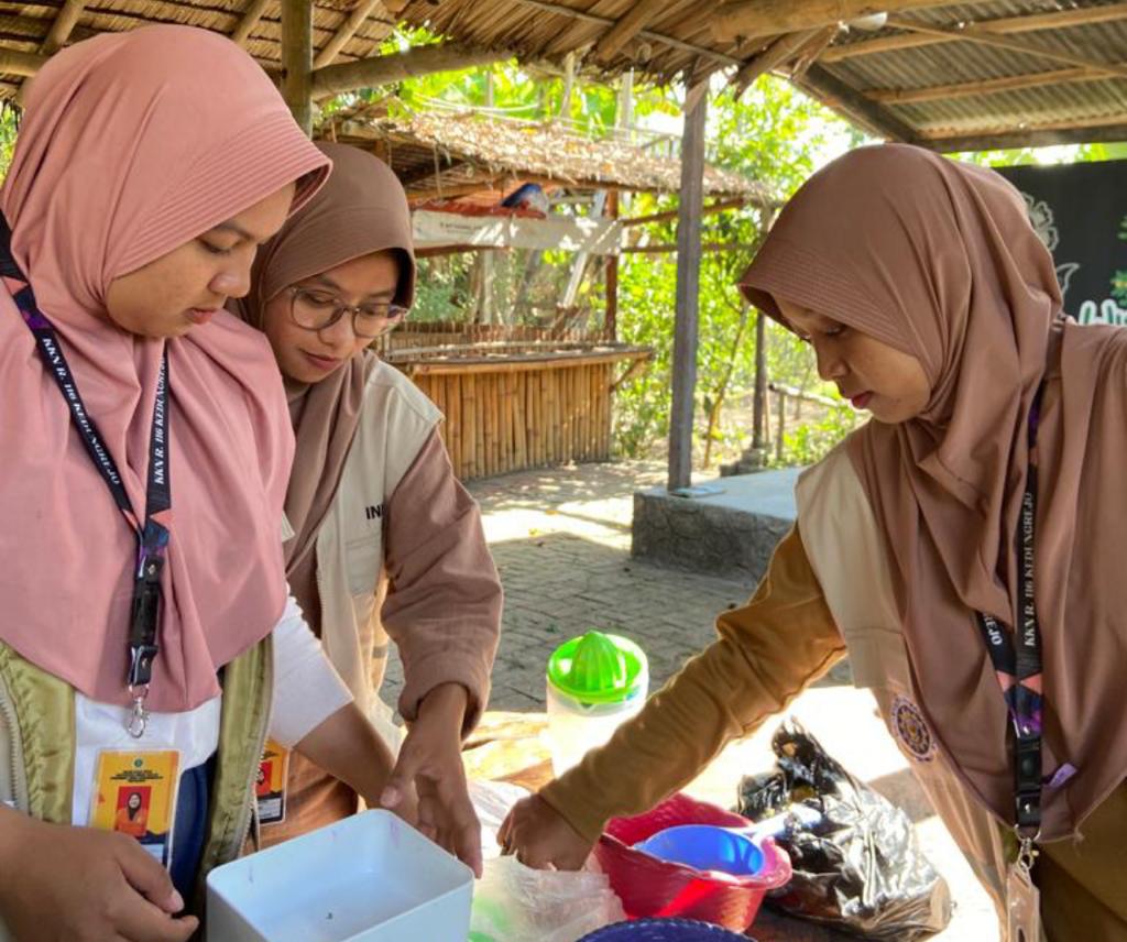 Mahasiswa-UAD-Adakan-Pelatihan-Pembuatan-Granulasi-Bersama-PKK-Sambimulyo