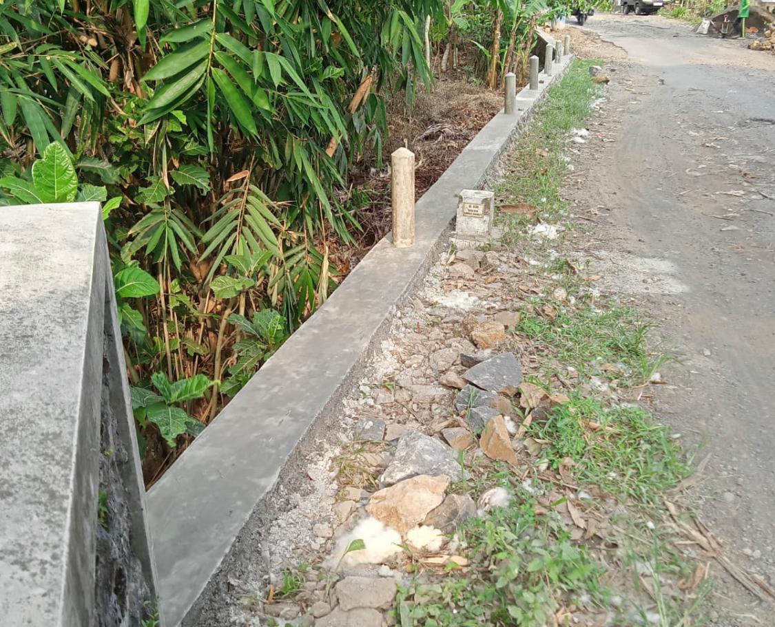 Proyek-Penahan-Bahu-Jalan-di-Jl.-Pak-Ansori-Barat-MI-Miftahul-Huda-1-Sambimulyo-Selesai-Dikerjakan